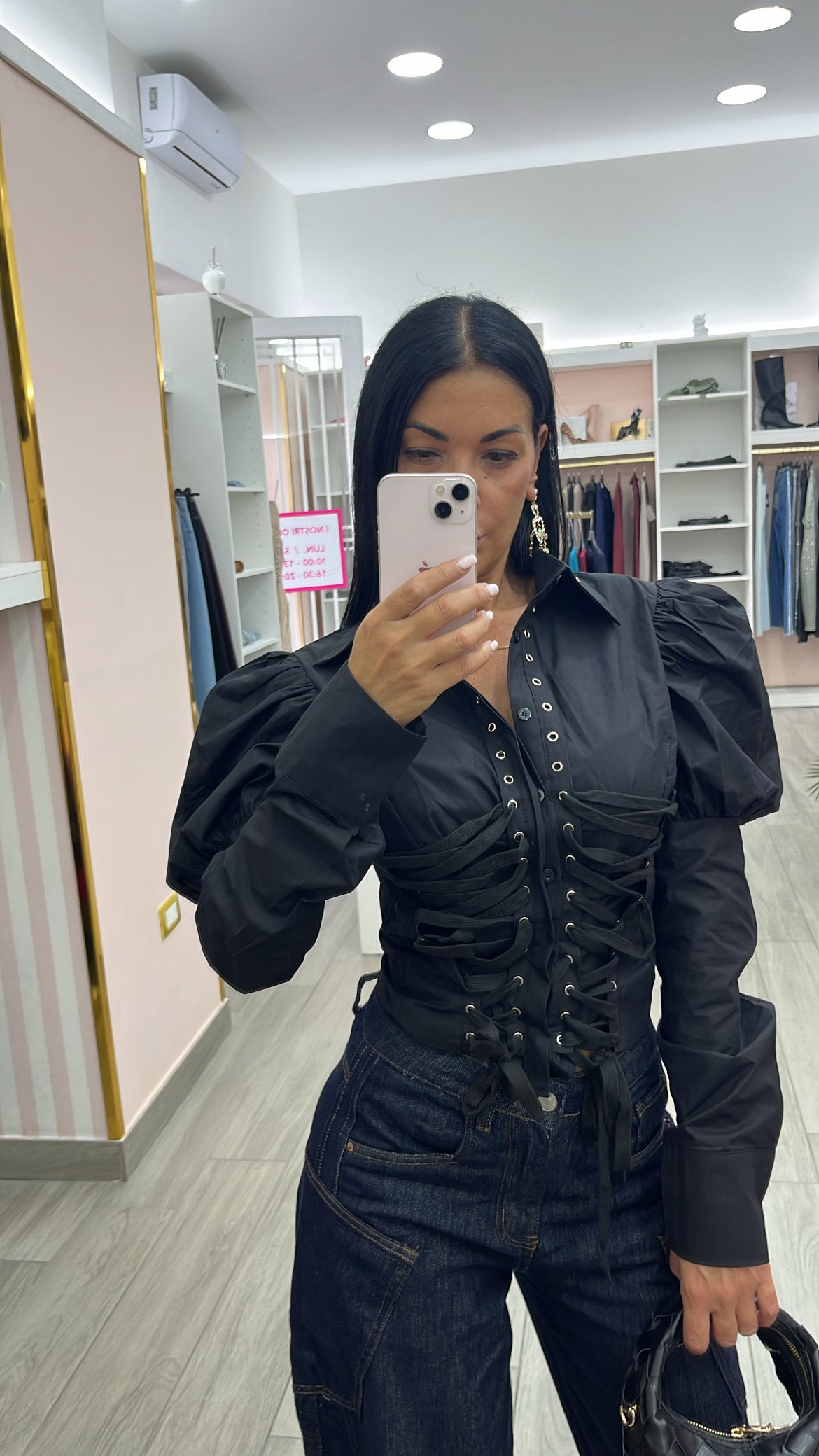 Camicia con bottoni e stringhe regolabili super consigliata e adatta ad ogni tuo outfit top quality