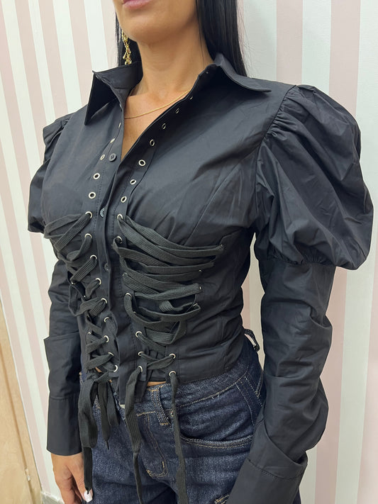 Camicia con bottoni e stringhe regolabili super consigliata e adatta ad ogni tuo outfit top quality