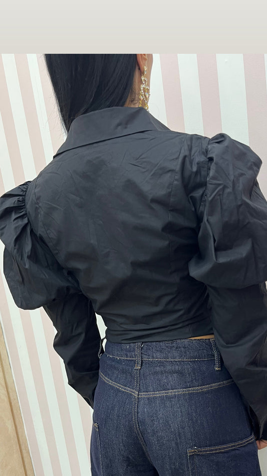 Camicia con bottoni e stringhe regolabili super consigliata e adatta ad ogni tuo outfit top quality