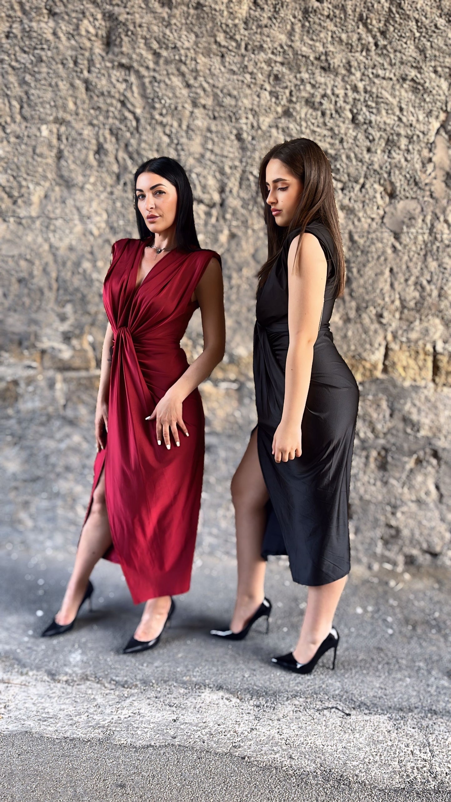 Abito zaila tessuto licra lucido elastico drappeggiato con fusciacca in due varianti di colore bordeaux e nero