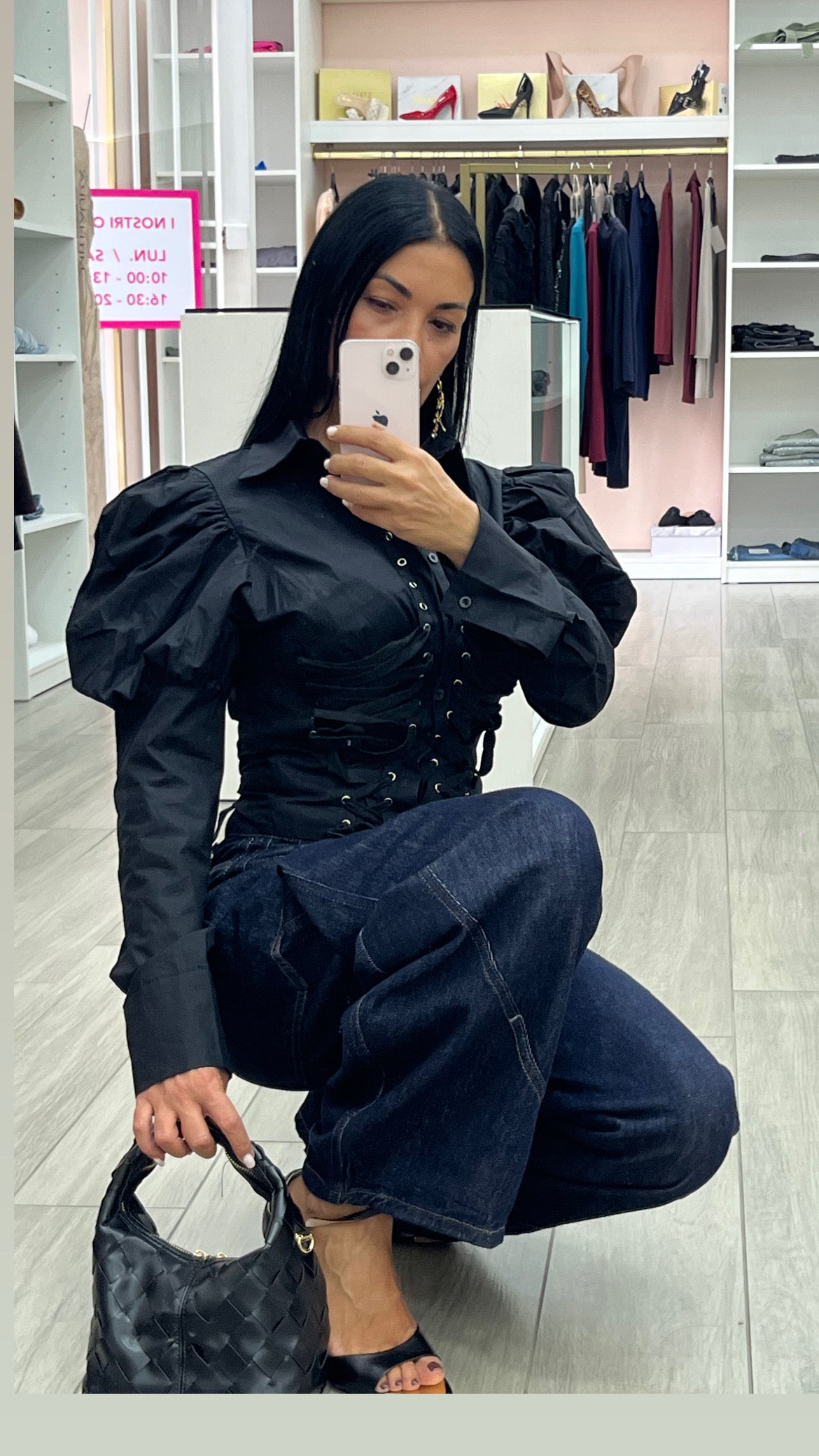 Camicia con bottoni e stringhe regolabili super consigliata e adatta ad ogni tuo outfit top quality