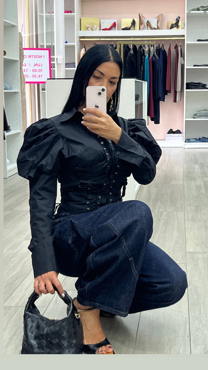 Camicia con bottoni e stringhe regolabili super consigliata e adatta ad ogni tuo outfit top quality